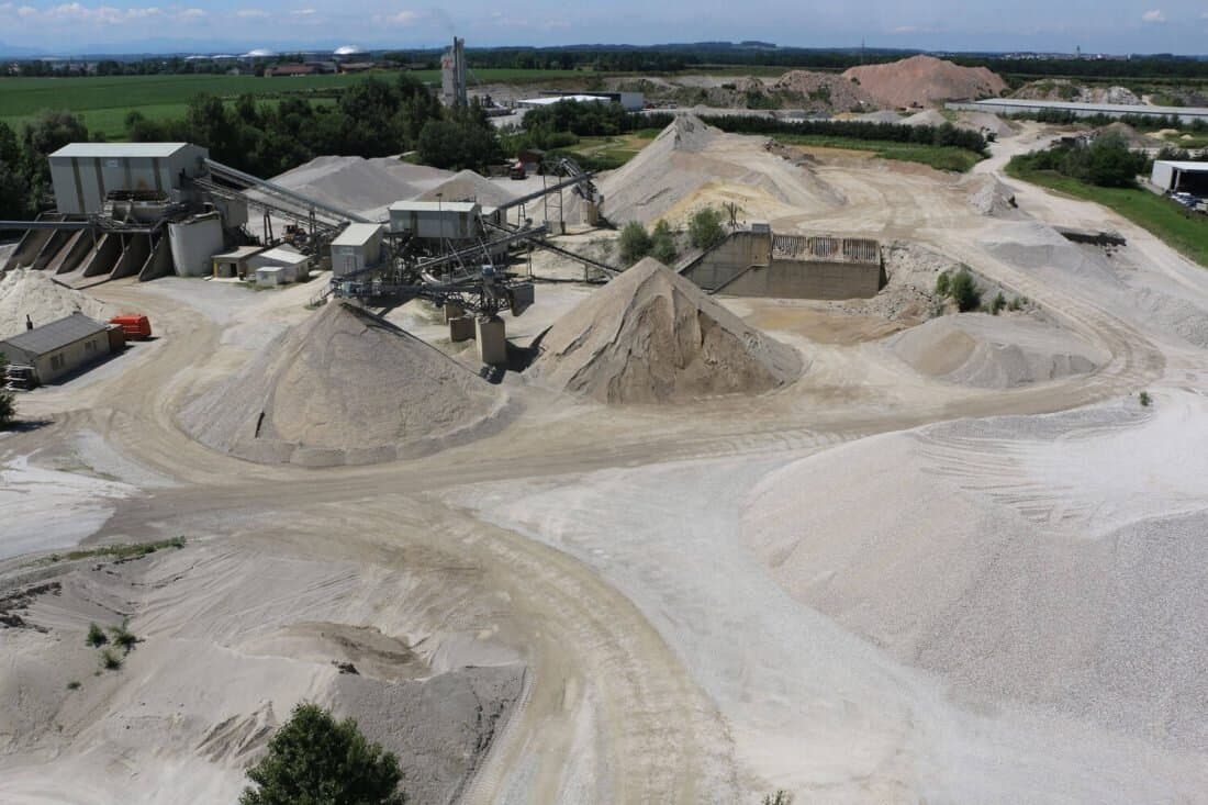 Kieswerk aus der Luft mit Haufwerken