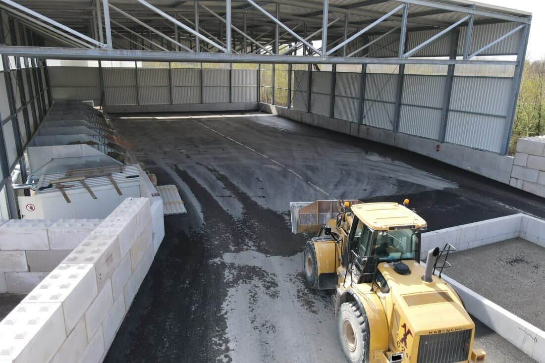 Radlader in Lagerhalle bei Materialaufbereitung