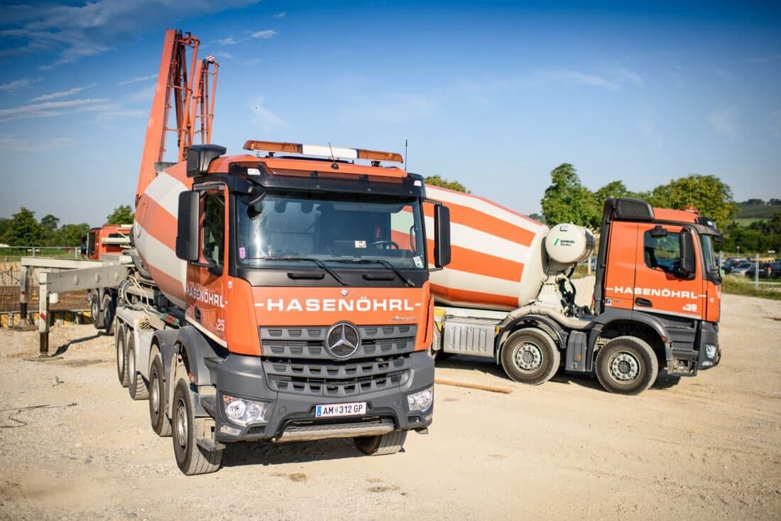 Orangefarbener Hasenöhrl-LKW auf dem Firmenhof