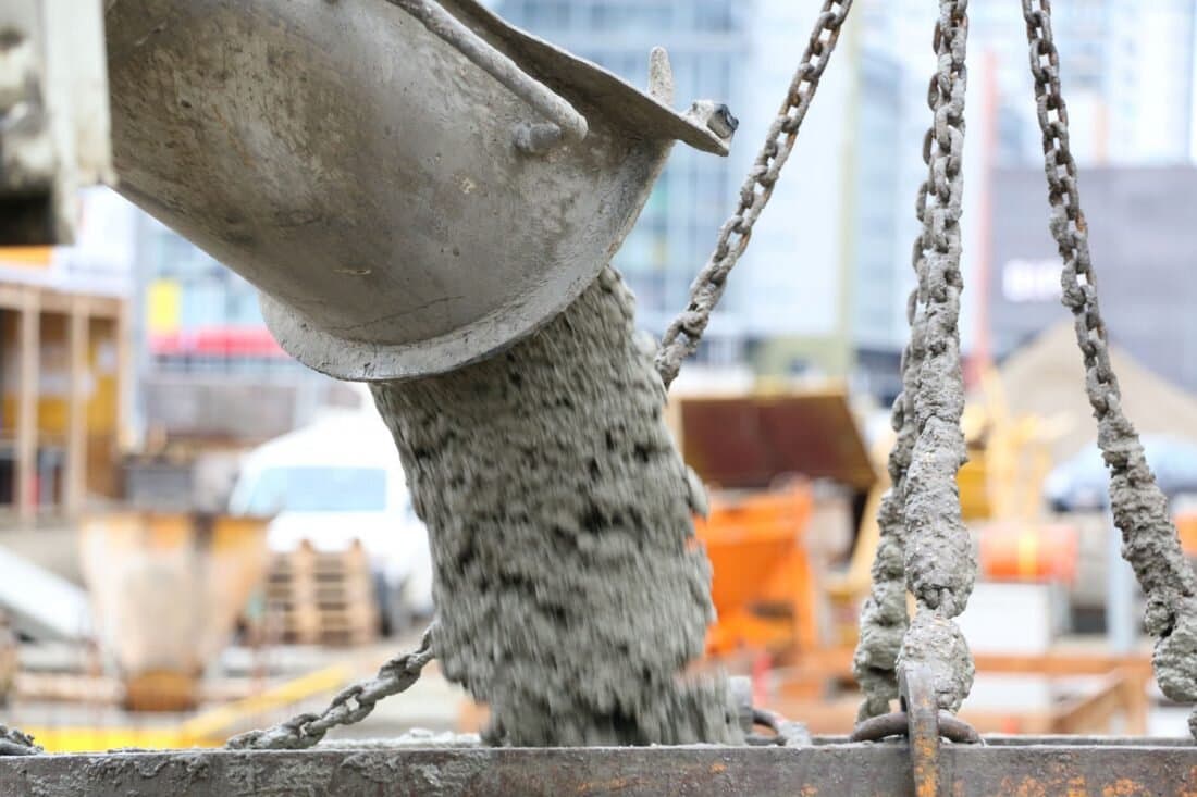 Beton fließt aus einem Kübel