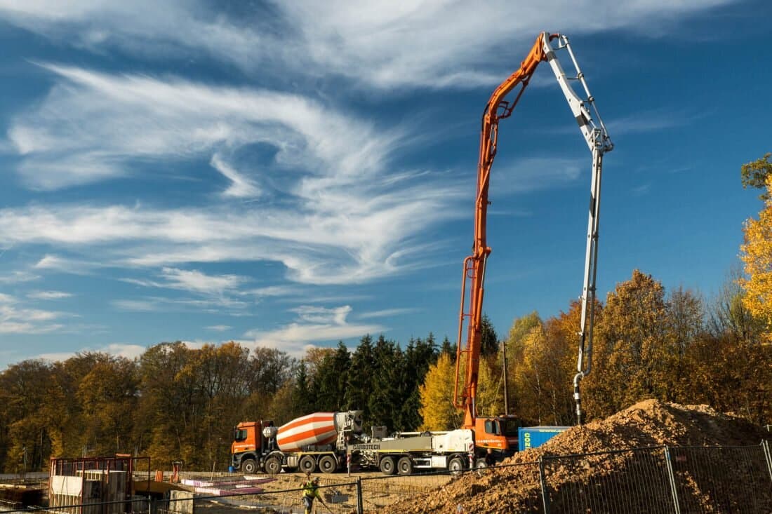Autobetonpumpe vor Himmel auf der Baustelle