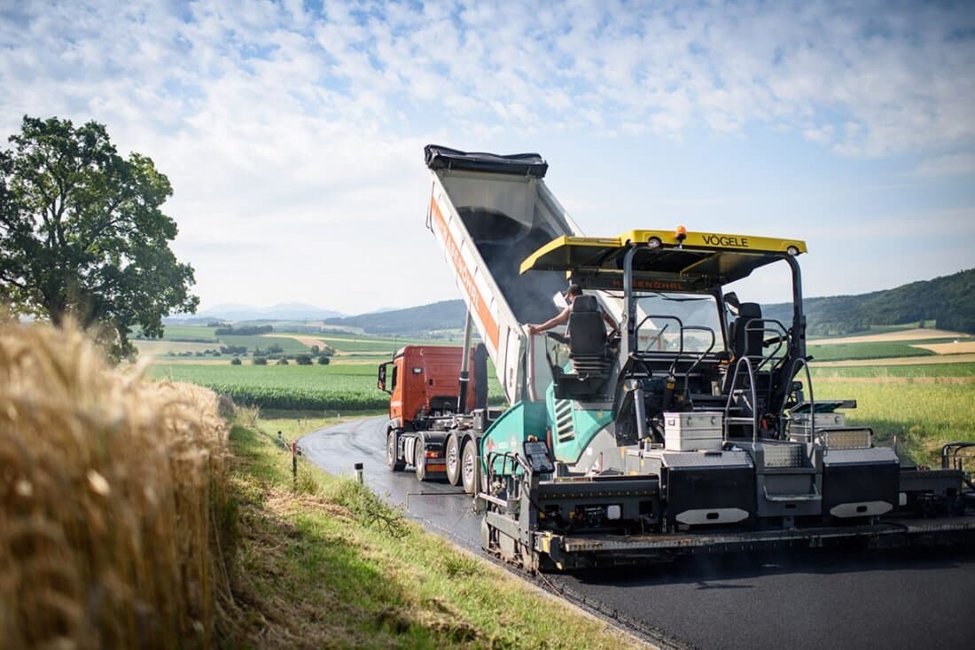 Asphaltfertiger beim Einbau in der Landschaft