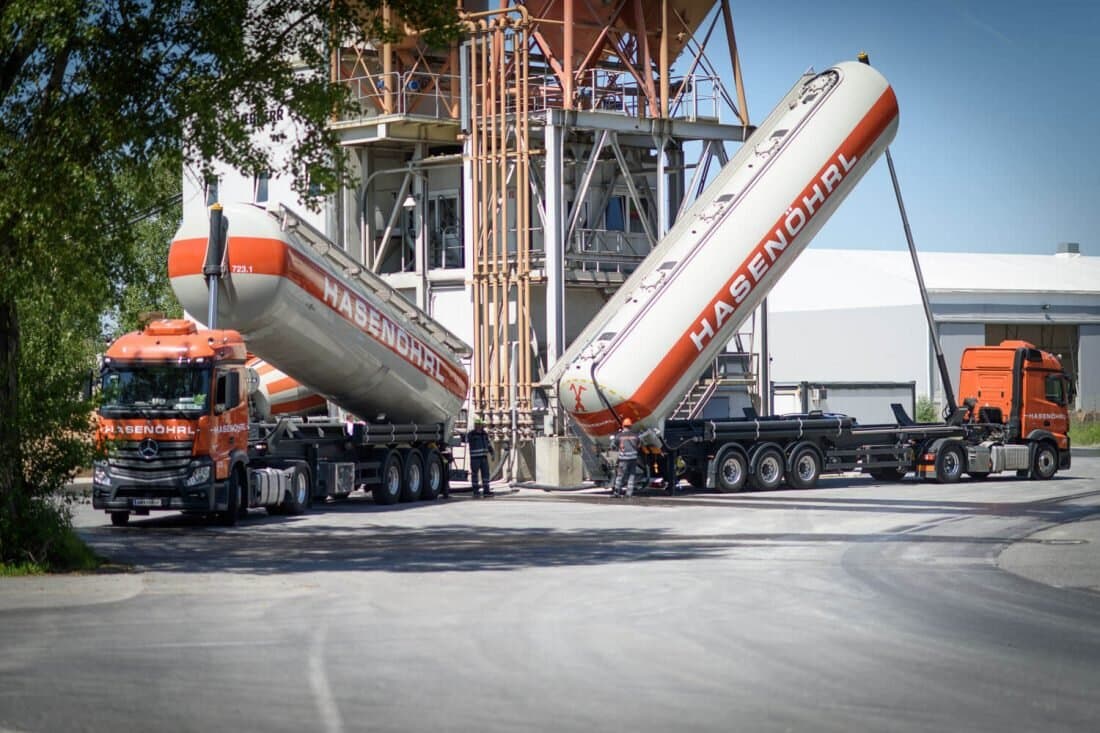 Silo-Sattelzüge vor dem Betonwerk