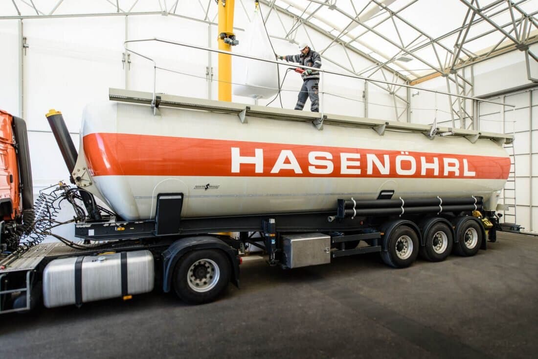 Orangefarbener Hasenöhrl-Tankwagen